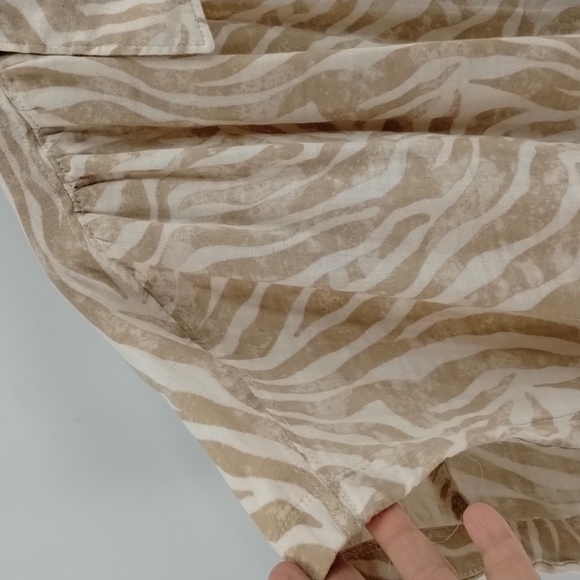 Old Navy tan cream zebra stripe size XL button down crop blouse short sleeve - Picture 2 of 5